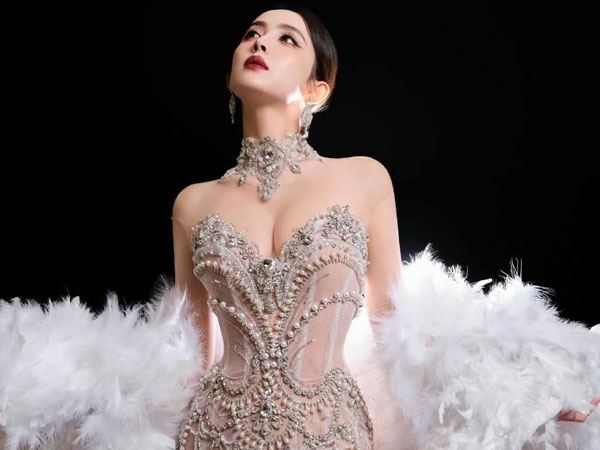 Diện đầm xuyên thấu của NTK Việt, 'Mỹ nhân Tân Cương' được ví như công chúa thiên nga, hút 8 triệu lượt xem