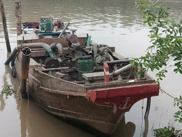 Một đại úy công an đứt lìa 2 chân khi đuổi bắt 'cát tặc'