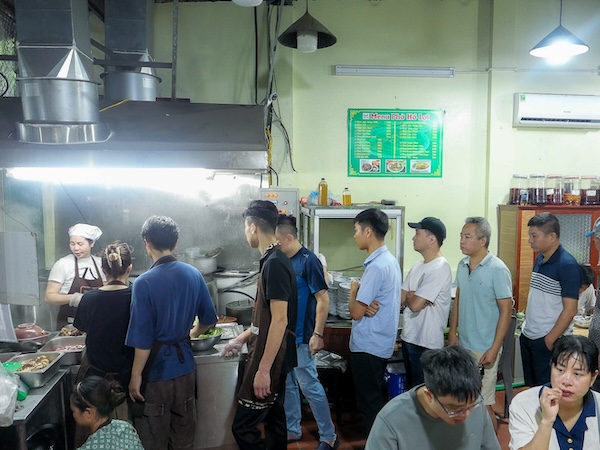 Quán phở đông bậc nhất Hà Nội, khách phố cổ đi hàng chục cây số, xếp hàng chờ ăn