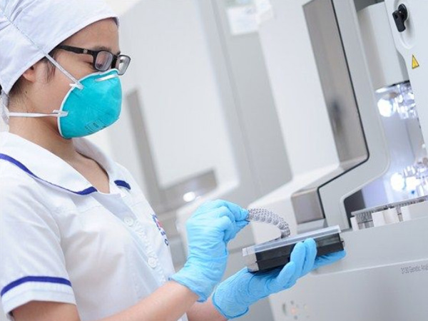 Tháo nhẫn cưới đi làm, người phụ nữ chết lặng khi cầm tờ xét nghiệm ADN của con