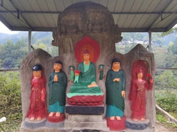 Dân làng Trung Quốc sơn màu sặc sỡ cho bộ tượng Phật 1.400 năm tuổi
