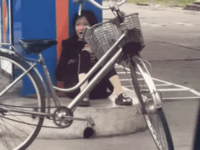 Cô bé bán vé số ngồi khóc nức nở ở cây xăng, tài xế đi ngang lập tức rút ví khi biết lý do