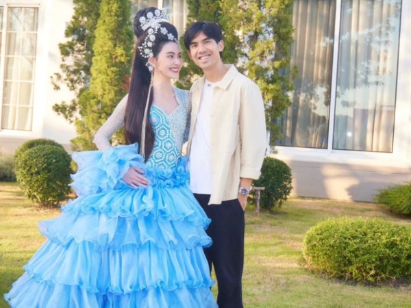 Mai Davika lộng lẫy như công chúa trong sinh nhật mẹ ruột ở biệt thự 138 tỷ, phong cách bạn trai đối lập đến bất ngờ