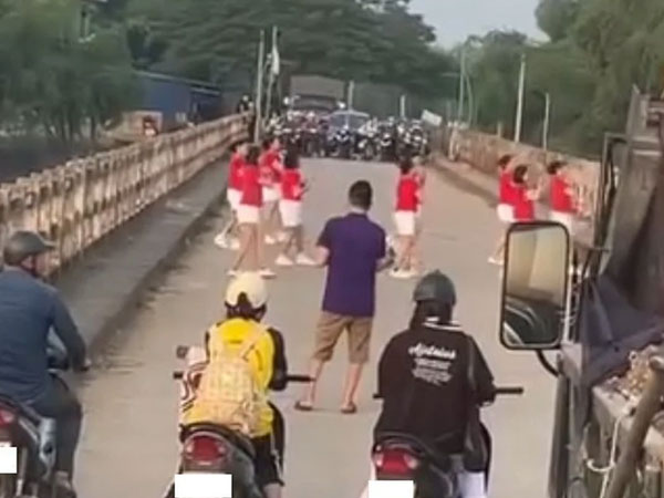 Sự thật về nhóm phụ nữ nhảy múa giữa cầu khiến giao thông ùn tắc