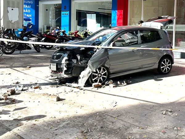 Ô tô do người phụ nữ cầm lái lao vào cột điện, ba mẹ con bị thương