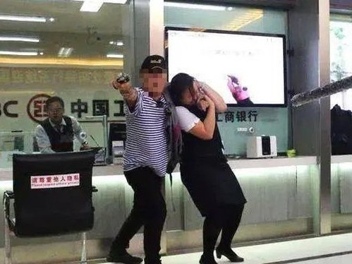 Nữ lao công cầm chổi hạ gục tên cướp ngân hàng có vũ khí, bật mí không sợ nhờ 'ở nhà hay xem TV'
