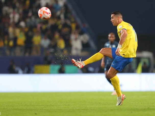 Ronaldo ghi siêu phẩm từ giữa sân, phá kỷ lục tồn tại trong hơn 70 năm