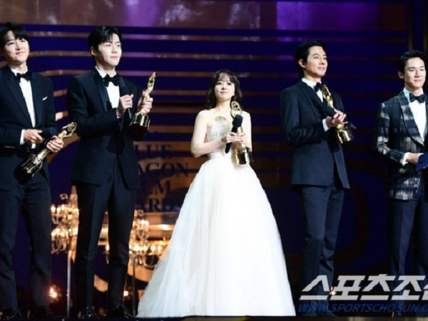 Khoảnh khắc bùng nổ visual ở Rồng Xanh 2023: Park Bo Young 'bé như cây kẹo' giữa Song Joong Ki và hội nam thần