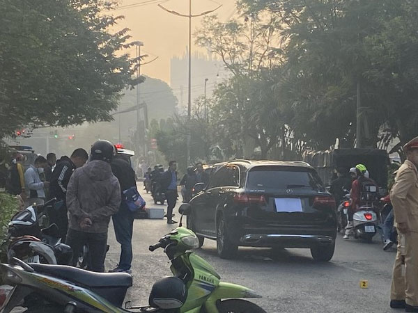 Hà Nội: Người đi bộ tử vong sau va chạm với ô tô Mercedes