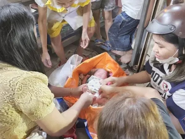 Bé gái sơ sinh còn nguyên dây rốn bị bỏ rơi trong hẻm ở TPHCM