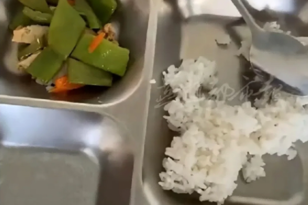 Con khoe suất ăn ở trường rất ổn, người mẹ đột xuất kiểm tra thì phát hiện sự thật đau lòng đằng sau