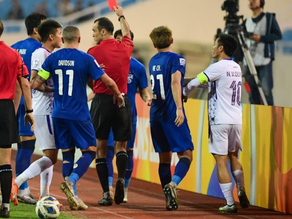 Cầu thủ Trung Quốc chơi xấu Xuân Mạnh nhận án phạt cực nặng từ AFC