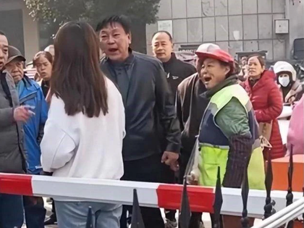 Cô gái xuống tay đánh cụ ông xin tiền khiến đám đông giận dữ chỉ trích, bị lên án mới ra sức ngụy biện: 'Do tâm trạng không được tốt'