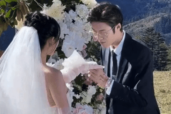 Mỹ nam Tôn Băng Pháp cầu hôn bạn gái lãng mạn: 'Anh đứng ở ngọn núi tuyết cao hơn vạn vật, chỉ thấp với em'