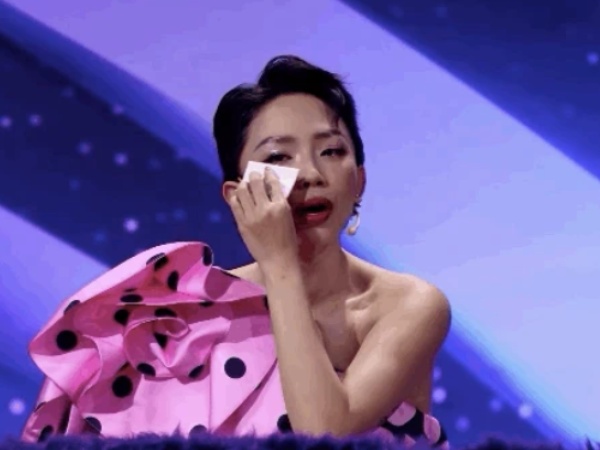 Tóc Tiên khóc nức nở ở Ca sĩ mặt nạ, tiết lộ về những bữa cơm mặn chan nước mắt