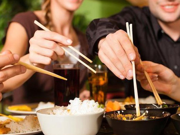 Ăn uống chung với người bệnh dạ dày có bị lây?