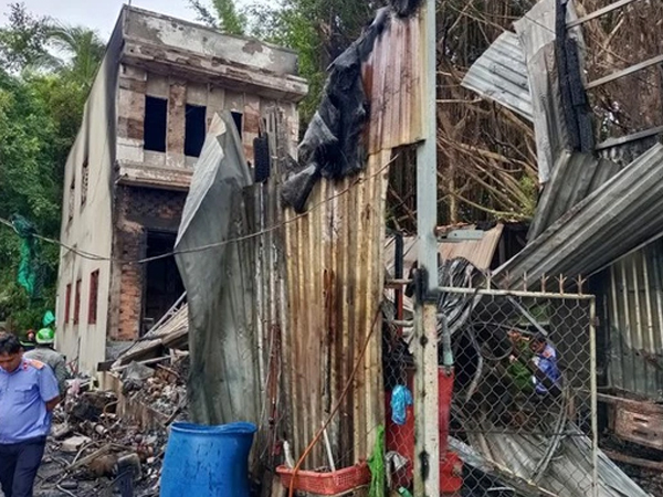Cháy nhà trong đêm, hai cha con tử vong