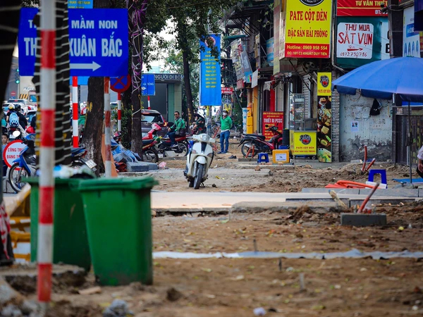 Cuối năm vỉa hè lại bị xới tung khiến người dân ngán ngẩm