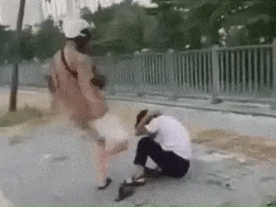 Nghi ngờ bạn gái bị trêu, Thiếu niên 15 tuổi chặn đánh nam sinh túi bụi