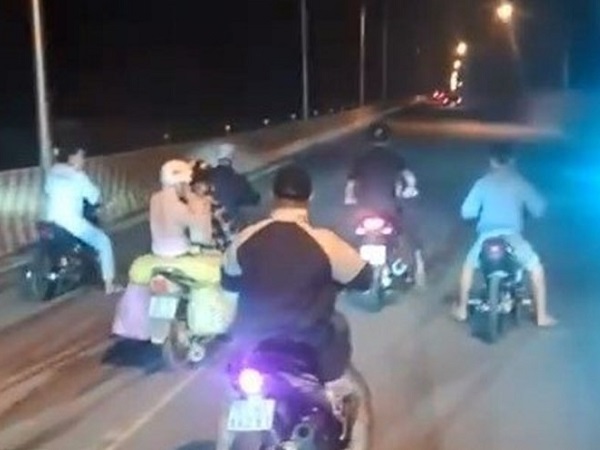 CLIP: Đinh tai nhức óc với tiếng nẹt pô, đua xe trên Quốc lộ 13