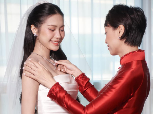 Mẹ vợ Đoàn Văn Hậu 3 lần xuất hiện ở đám cưới đều 'gây bão' khi diện áo dài