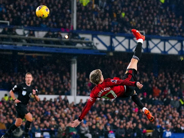 Ngôi sao 19 tuổi tái hiện siêu phẩm để đời của Rooney, Man United áp sát top 4 sau 'cơn mưa bàn thắng'