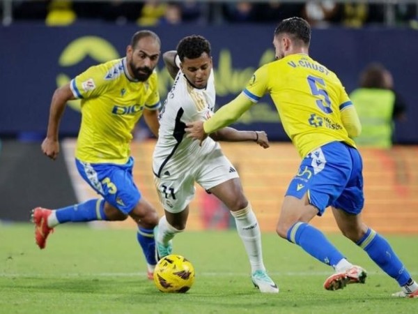 Rodrygo rực sáng đưa Real Madrid lên dẫn đầu bảng xếp hạng La Liga
