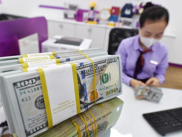 Lãi suất giảm sâu, tiền tiết kiệm vẫn chảy vào ngân hàng cao kỷ lục