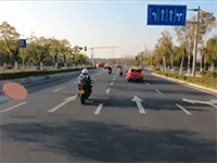 Tài xế bất ngờ rẽ trái trên cao tốc khiến người đi xe phân khối lớn quay 360 độ trên đường