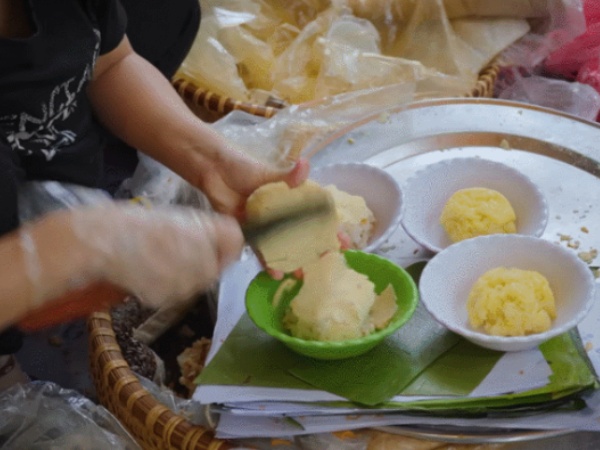 Khách Tây trầm trồ trước màn gói xôi thần tốc ở Hà Nội, gọi hai bát ăn no căng