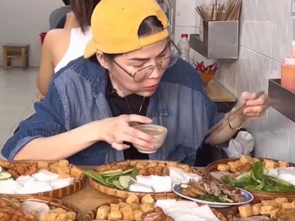 Những cô gái 'ăn thùng, uống vại' kiếm tiền khủng và lời cảnh báo của chuyên gia