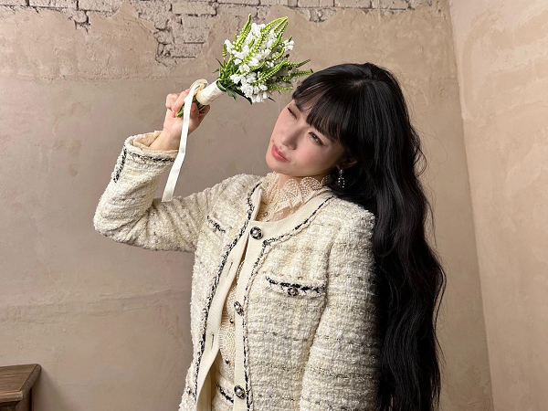 Tham khảo Tiffany Young cách diện áo khoác vải tweed đẹp suốt mùa lễ hội