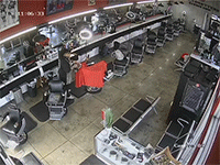 'Xe điên' đâm vỡ cửa kính tiệm cắt tóc khi thợ đang cạo râu cho khách