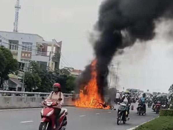 2 xe máy bốc cháy sau va chạm, nghìn người ở TP.HCM 'chôn chân' trên đường