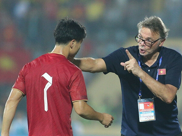 Công Phượng sắp thoát cảnh khó ở Yokohama: HLV Troussier mừng thầm