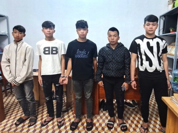 Nhóm thanh thiếu niên đã đánh nhầm người còn cướp xe máy của nạn nhân để đập phá