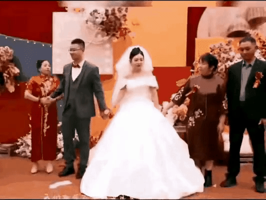 Độc lạ đám cưới: Mẹ chú rể hành động kì quặc khiến cả nhà gái 'ngơ ngác', cô dâu ngượng thay