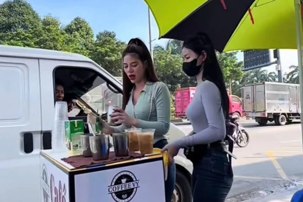 Bán cafe dạo, hai chị em khiến cánh mày râu phải tò mò tìm danh tính