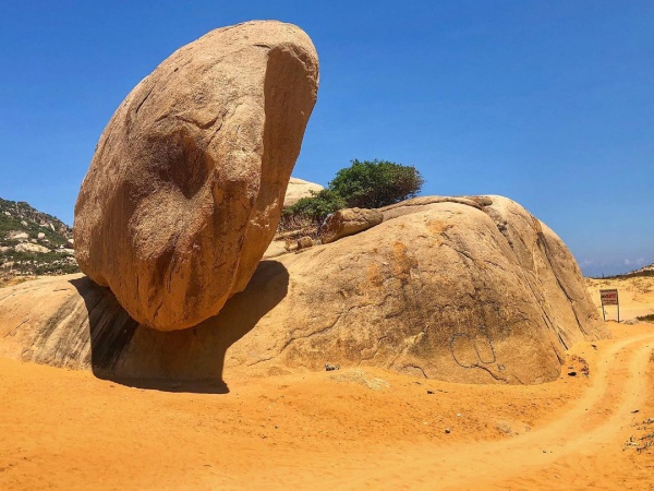 Tảng đá kỳ lạ ở 'sa mạc Sahara phiên bản Việt', nằm chênh vênh bao năm không đổ
