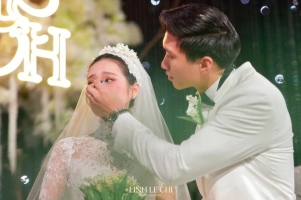 Doãn Hải My hành động tinh tế sau khi hôn chồng, Đoàn Văn Hậu liền hồi đáp một câu thể hiện sự trân trọng tuyệt đối