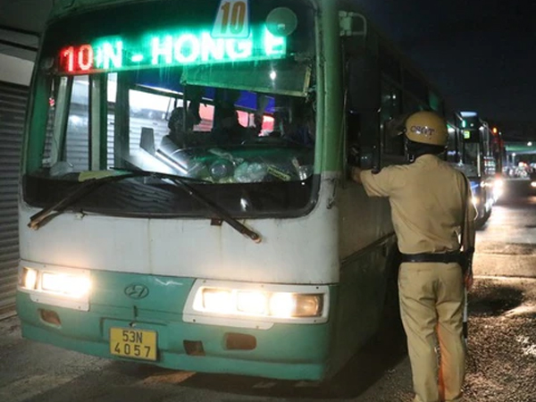 Uống bia tối hôm trước, hai tài xế xe buýt bị giam bằng 11 tháng