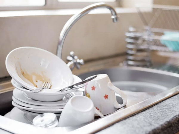 Một món đồ trong bếp bẩn hơn bồn cầu, là 'ổ chứa vi khuẩn' nhưng nhiều người vẫn vô tư ngâm bát, rửa rau