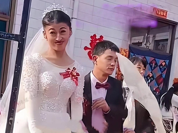 Cô dâu bị dân làng chế giễu vì ngoại hình 'không giống ai', chú rể đáp một câu khiến mọi người tự 'ngượng'