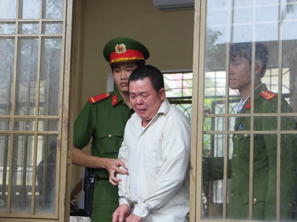 Vừa lái xe vừa rót trà uống, tài xế xe khách gây tai nạn làm 3 người chết