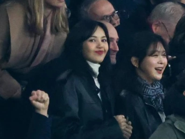Lisa (BlackPink) đi xem bóng đá cùng bạn trai tỷ phú, nhan sắc cỡ nào mà 'hung thần chụp ảnh' cũng chào thua?