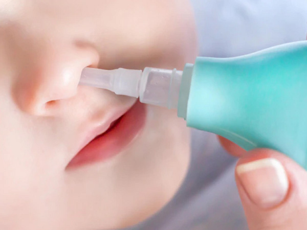 Bé 2 tuổi nguy kịch sau 30 phút dùng thuốc nhỏ mũi