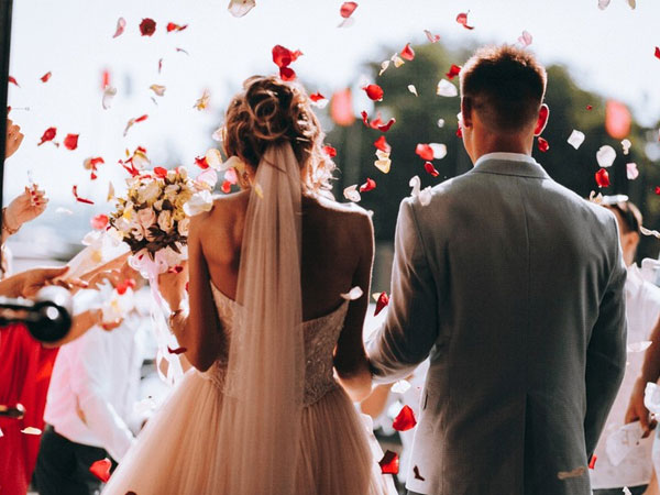 Người mẹ nhặt rác đến dự đám cưới của con trai, ông bà thông gia vừa thấy bất ngờ quỳ xuống