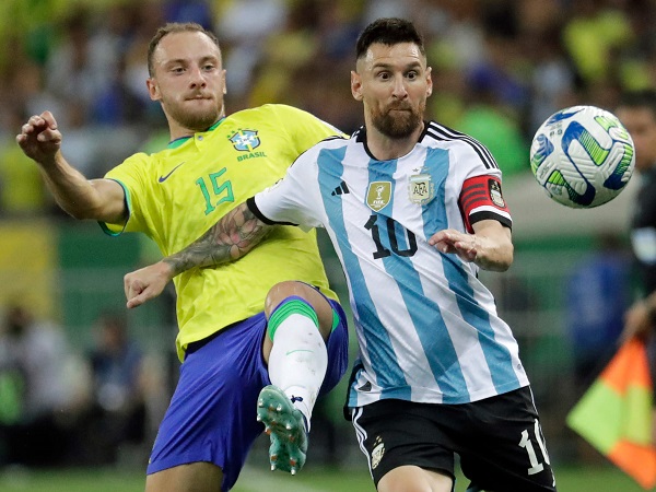 Hậu 'Siêu kinh điển' Nam Mỹ, tiền vệ Brazil ca ngợi Messi là người ngoài hành tinh