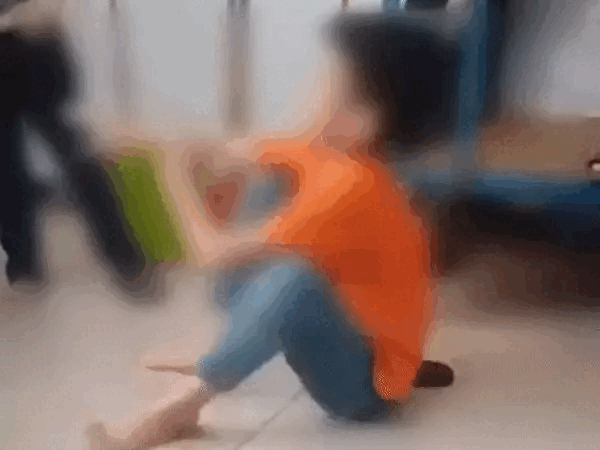 Phẫn nộ: Nam sinh bị bạn học dùng gậy đánh đập dã man, tiếng gào khóc van xin khiến ai nghe cũng quặn lòng