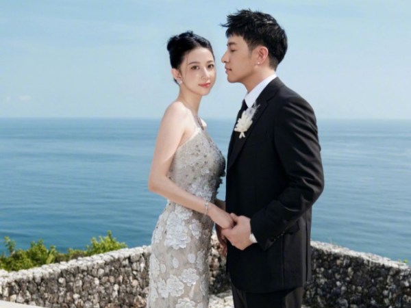 Vợ tiếp viên tham gia lò đào tạo tìm chồng đại gia, 'trai hư' giàu có vẫn cưới, 'nâng như nâng trứng'